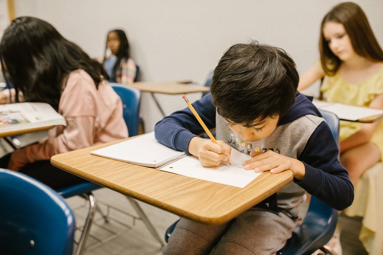 Estudantes realizando avaliação